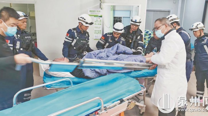 亚泰球员重伤离场，救护车紧急救援中超赛场