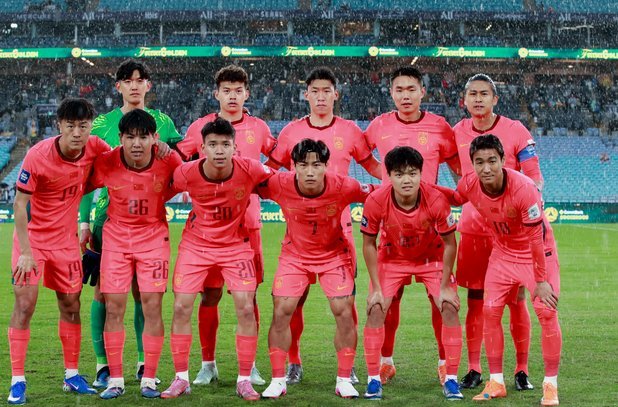 半场：国足2-0新加坡，塞鸟头槌斩首球，张玉宁点射