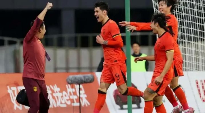 国足2-0胜新加坡 黄嘉辉点射破门