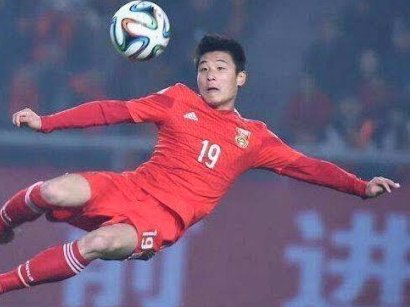 恩加德乌禁区踢中安佩姆背部，VAR介入判罚点球