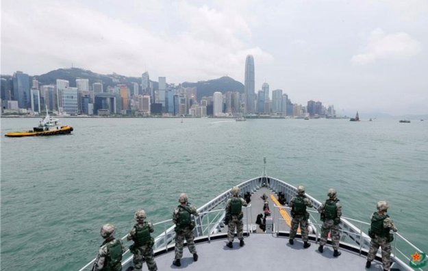 费尔明将接过费兰7号球衣，罗德里16号球衣已空出