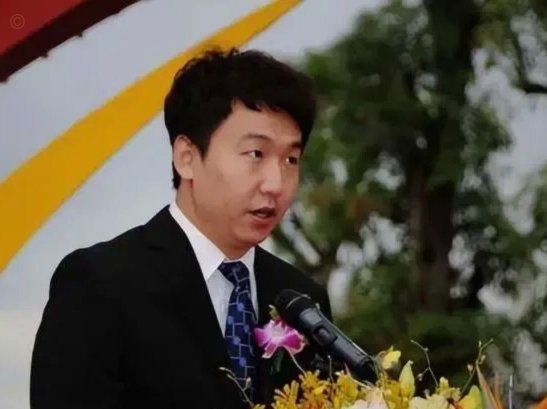 68岁许家印庭审照释出，满头白发，面容沧桑