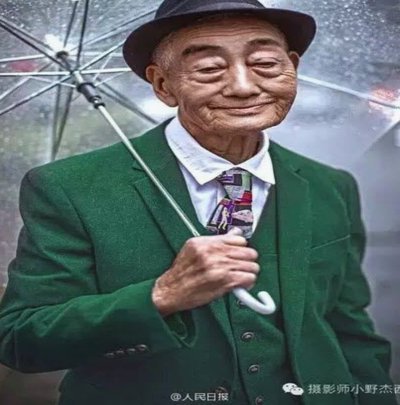 68岁许家印庭审照释出，满头白发，面容沧桑