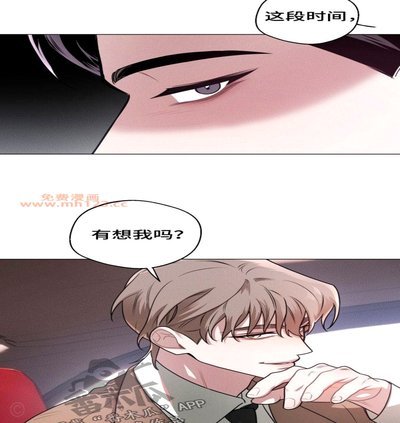 C罗从身后偷看对手的小纸条，被发现后两人相视一笑
