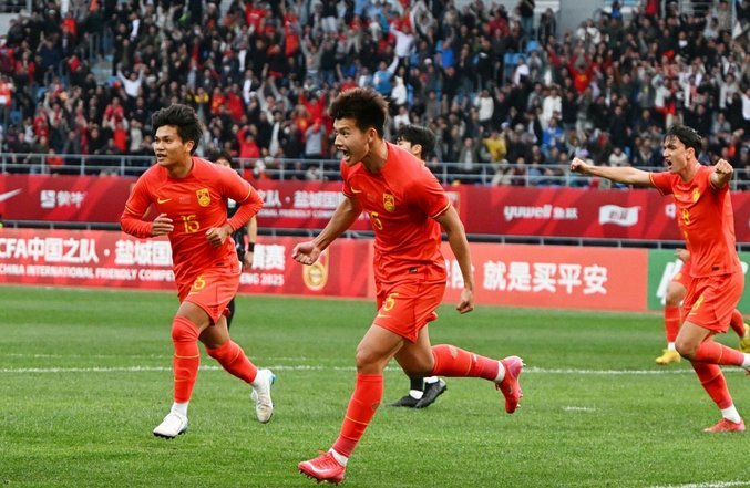 对阵嗨球U13，北京国安U13也开始逼抢了。
