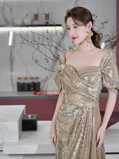 秀大长腿！欧冠节目女主持身穿香槟金色连衣裙亮相4214